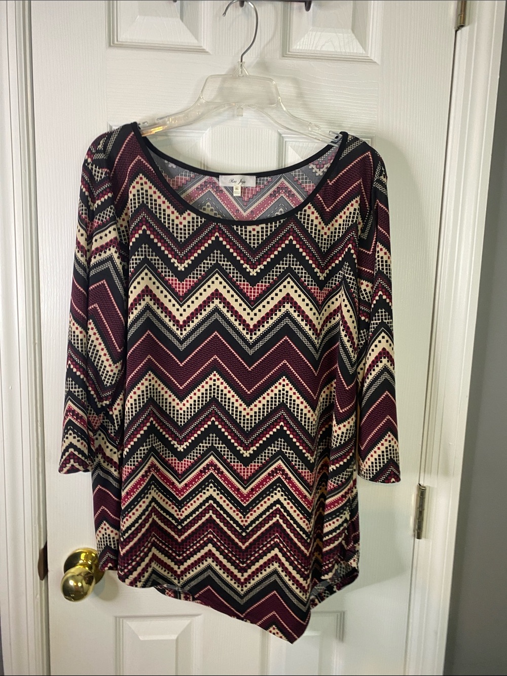 Rue JuJu Angled Hem Chevron Print Women's Top - Burgundy and Black Size XLarge.